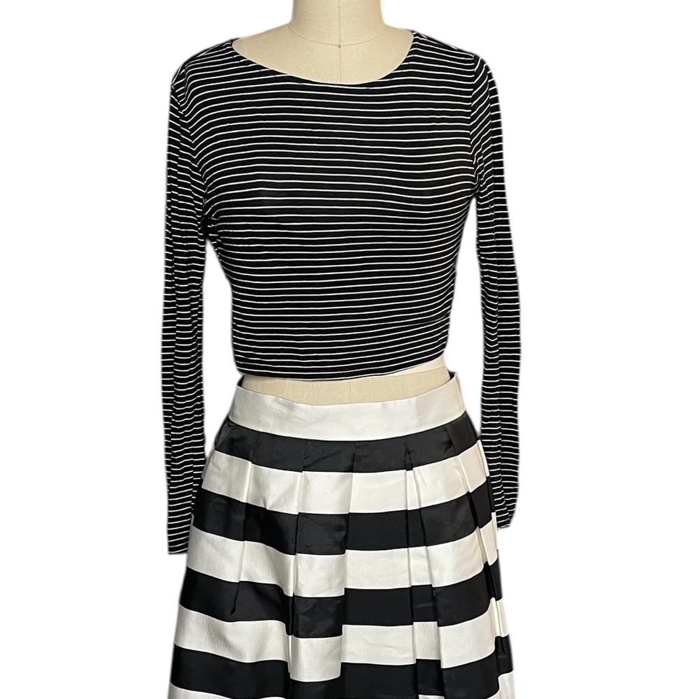 Heart & Hips_Striped Black&White Crop Top_Small